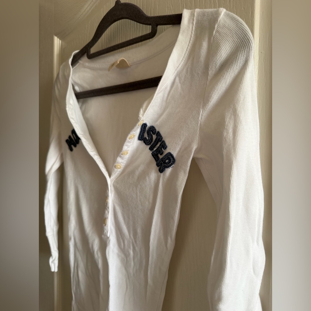 Hollister White Ribbed Henley Top with Navy Lettering - Picture 3 of 7